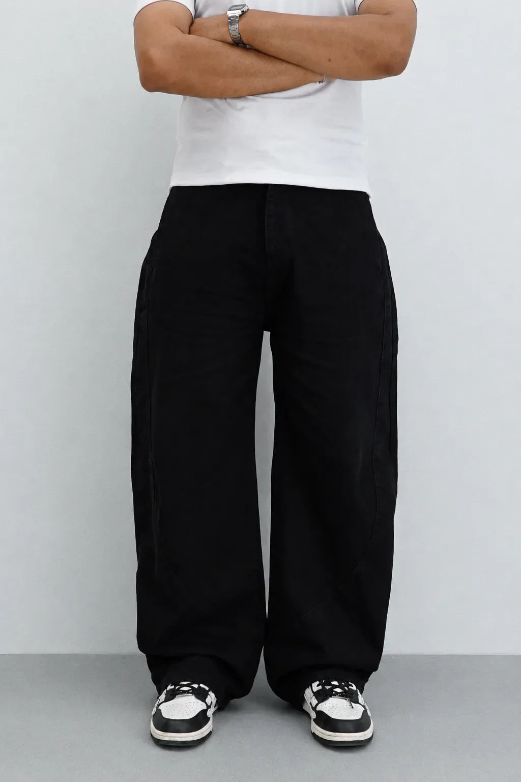 Best Ways to Wear a Black Baggy Denim Jean Like a Fashion Pro